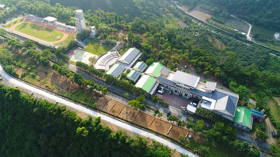 風災過後創立的原住民族實驗學校—長榮百合國小， 校園內建築物屋頂亦充份利用來建置光電系統。